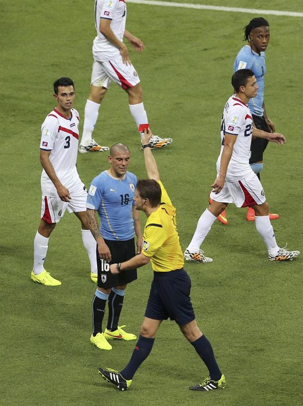 El uruguayo Pereira, el primer expulsado del Mundial 2014