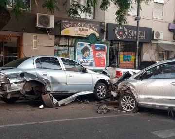 Mañana de choques en AMBA: autos estacionados embestidos en Boedo y un Renault 12 incendiado en Acceso Oeste