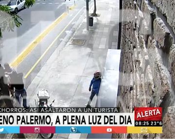 VIDEO: Un turista se defendió a mochilazos