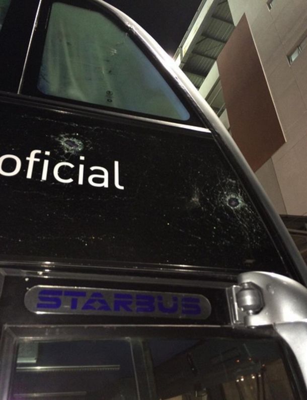 Los jugadores de River fueron agredidos en su llegada a la cancha de Lanús