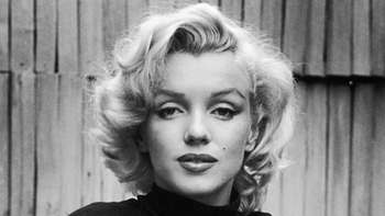 Debido a una intoxicación aguda provocada por barbitúricos, muere en 1962, Marylin Monroe. Debido a una intoxicación aguda provocada por barbitúricos, muere en 1962, Marylin Monroe.