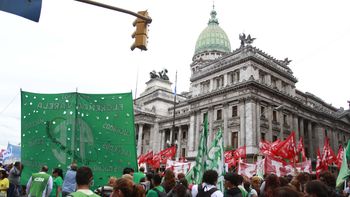 congreso: las cgt y cta opositoras realizan un abrazo simbolico congreso: las cgt y cta opositoras realizan un abrazo simbolico