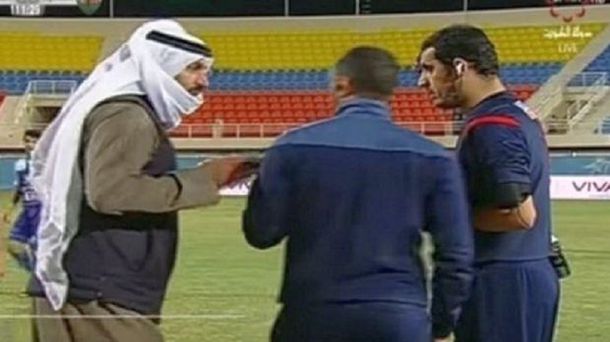 Insólito: un jeque agredió a un árbitro y armó una batalla campal