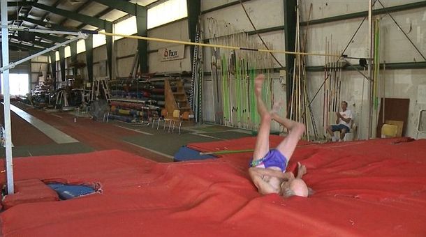 Un hombre de 90 años tiene el récord de salto en alto