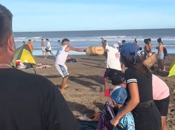 Video: insólita pelea entre vendedores ambulantes en una playa de Villa Gesell