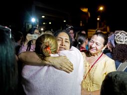 María Pérez, una de las detenidas en 2014, abraza a sus familiares luego de su liberación