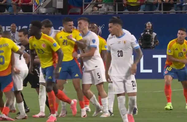 La infantil expulsión Daniel Muñoz en Colombia vs Uruguay: el codazo