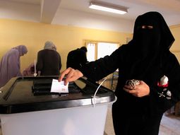 egipto aprobo la nueva constitucion que impulsa mursi egipto aprobo la nueva constitucion que impulsa mursi