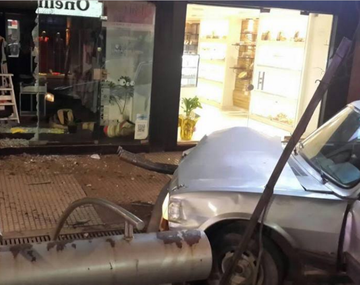 Conductor ebrio destruyó un local con su auto