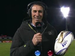 video: apoyo un try con una pelota de rugby destruida video: apoyo un try con una pelota de rugby destruida