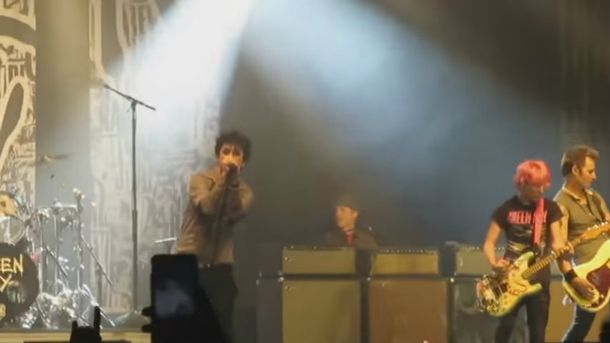 Billy Joe Armstrong invitó a un fan al escenario