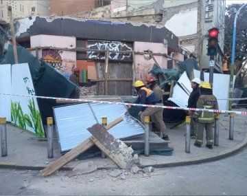 Rescatistas trabajaban en el lugar para asistir a los obreros heridos