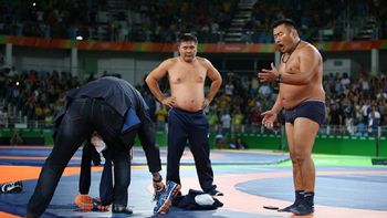 un luchador festejo antes de tiempo, lo descalificaron y sus entrenadores se desnudaron un luchador festejo antes de tiempo, lo descalificaron y sus entrenadores se desnudaron