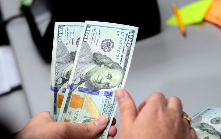 El dólar blue cerró a 165 pesos tras haber tocado los 167