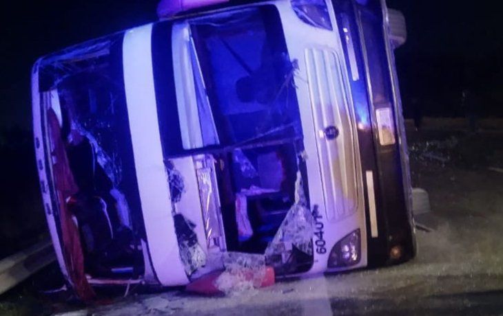 Así fue el dramático rescate de los pasajeros del micro que volcó en la Ruta 2