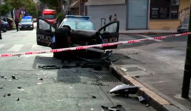 Once: un patrullero en persecución chocó con un colectivo y se incendió