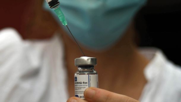 Coronavirus: este miércoles arranca la vacunación al personal de salud en geriátricos