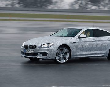 BMW presentó un auto que se maneja solo