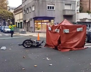 Choque entre un colectivo y una moto dejó un delivery muerto en Boedo