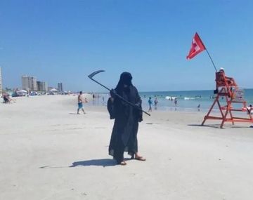 La parca recorre las playas de Florida para advertir sobre el coronavirus