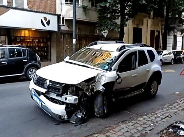 Fuerte choque en Almagro: una camioneta chocó contra un árbol y dos autos estacionados Fuerte choque en Almagro: una camioneta chocó contra un árbol y dos autos estacionados
