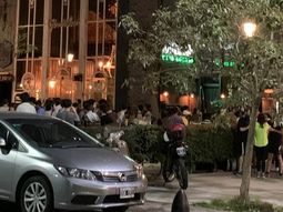 Se juntaron a tomar cerveza sin tapabocas ni distanciamiento social en un bar de Recoleta