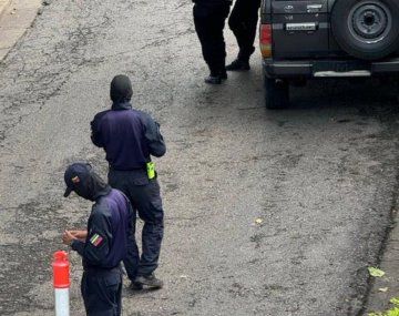 Denuncian presencia de agentes encapuchados en la embajada argentina en Caracas