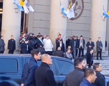 A Milei se le complicó salir a la calle: así lo insultaron afuera de la Catedral