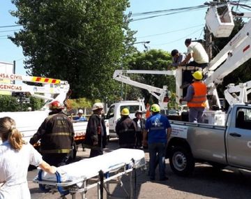 Un hombre movió a prepo una grúa y casi mata a un operario.