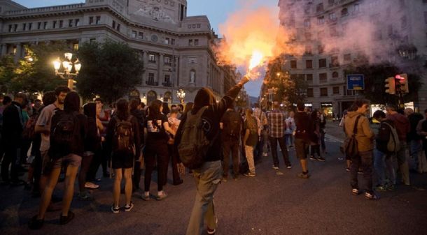 Barcelona: la policía reprimió a manifestantes a un año del referéndum por la independencia de Cataluña