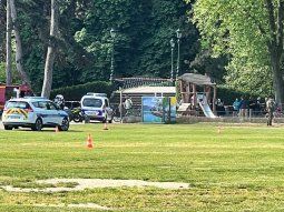 Un hombre atacó a cuchillazos a cuatro chicos en una plaza