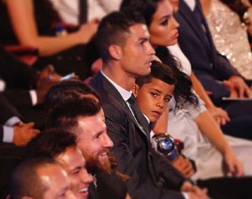 El pequeño no puede ocultar su devoción por el argentino