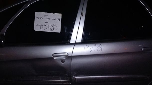 Estacionó en el sector para discapacitados y la escracharon