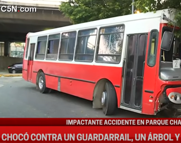 Brutal choque de un micro Parque Chacabuco: 35 personas heridas