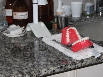 Parece un colmo: roban a odontólogo y le dejan una dentadura riéndose