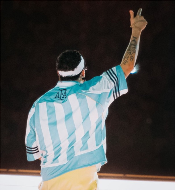 La camiseta de Bad Bunny recuerda el primer mundial de Lionel Messi La camiseta de Bad Bunny recuerda el primer mundial de Lionel Messi