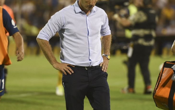 Guillermo Barros Schelotto apesadumbrado por la derrota