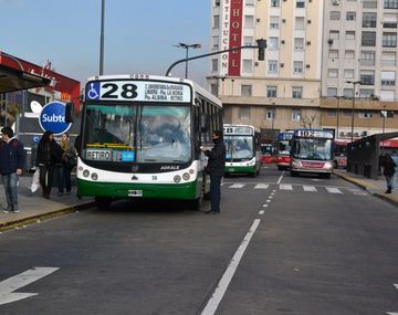 {altText(,Comenzó el #ParoDeTransporte: no hay colectivos ni trenes hasta las 7)}