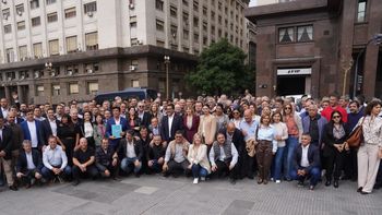 intendentes de todo el pais marcharon al ministerio de economia con un duro reclamo para el gobierno