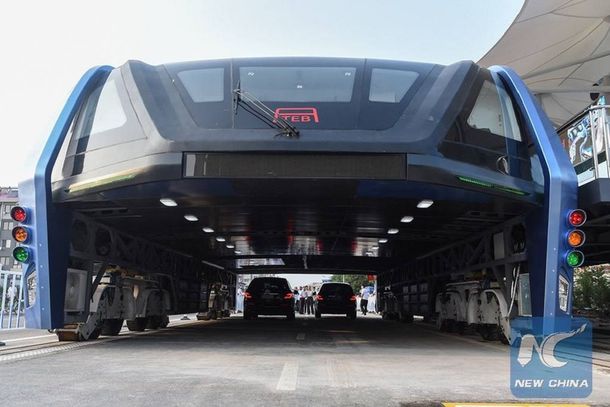 En sólo dos meses, China desarrolló el colectivo que pasará por arriba de autos