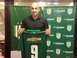 Vuelve a un viejo amor: Santiago Silva es nuevo refuerzo de Banfield