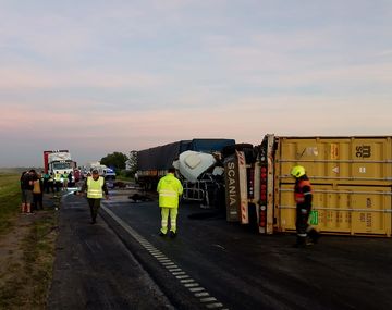 Tremendo choque y vuelco de camiones en Ruta 9 dejó un herido