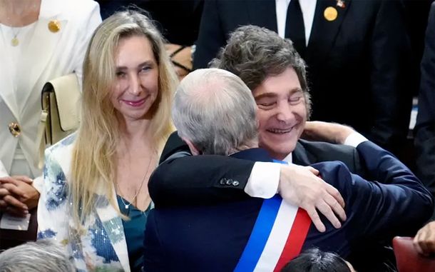 Karina observa cómo Javier Milei abraza a José Antonio Kast. Karina observa cómo Javier Milei abraza a José Antonio Kast.