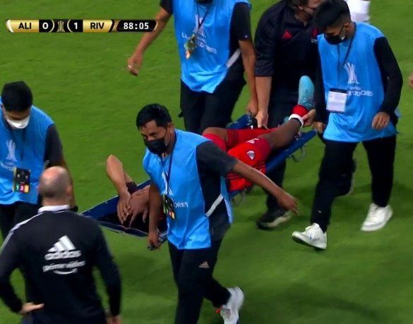 River: así fue la brutal patada y lesión de Robert Rojas