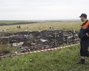 Ucrania acusa a separatistas de sacar 38 cuerpos del avión