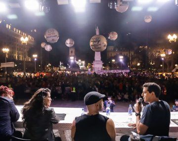 Multitudinaria vigilia del Día de la Memoria en Plaza de Mayo y otros puntos del país
