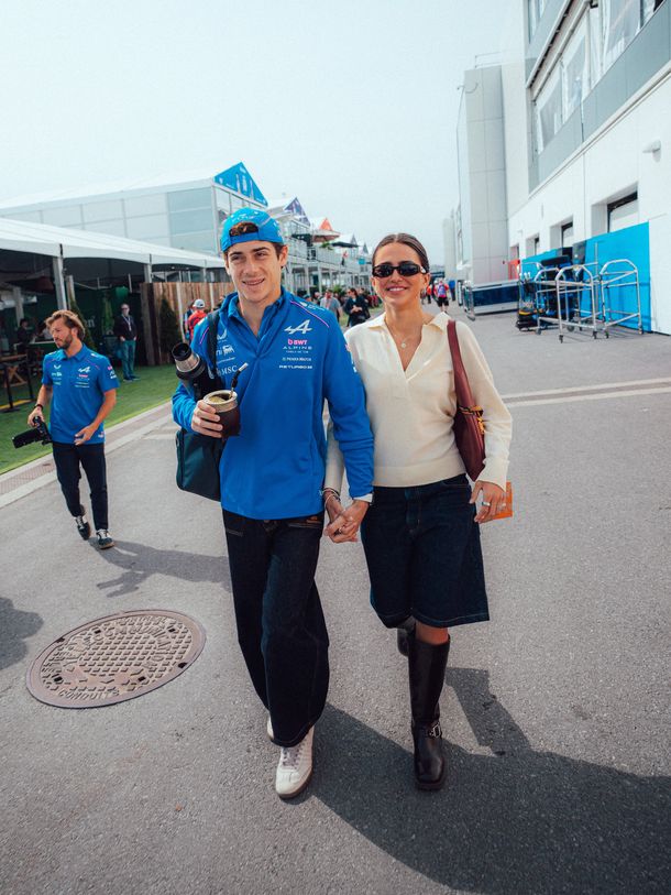 La foto llena de amor de Franco Colapinto y Maia Reficco en los boxes de Montreal