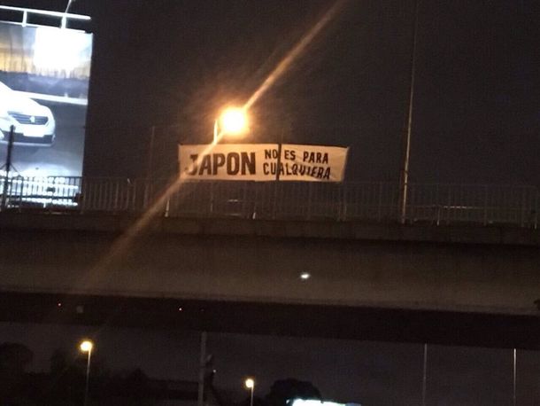 Siguen las cargadas: hinchas de Boca colgaron pasacalles en el Monumental