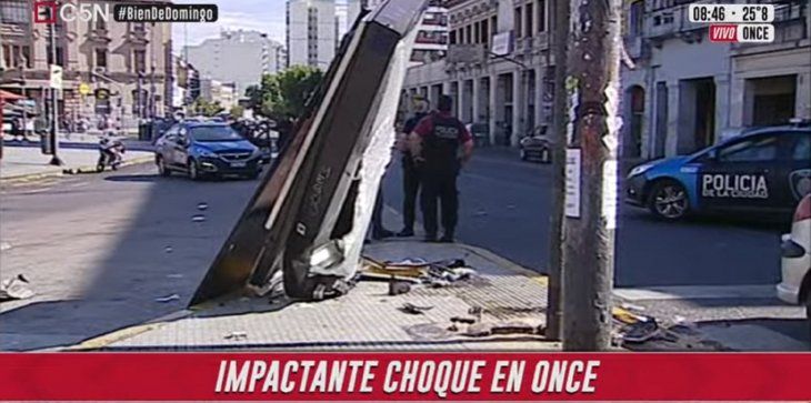Espectacular choque en Once: embistió a cinco personas e impactó contra un poste