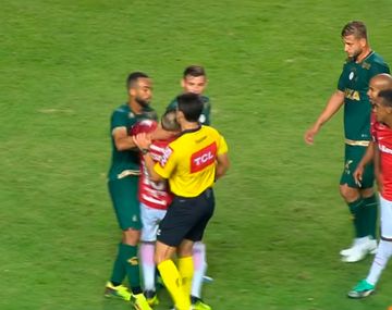 La insólita expulsión de DAlessandro en Brasil: ¡cabeceó al árbitro!